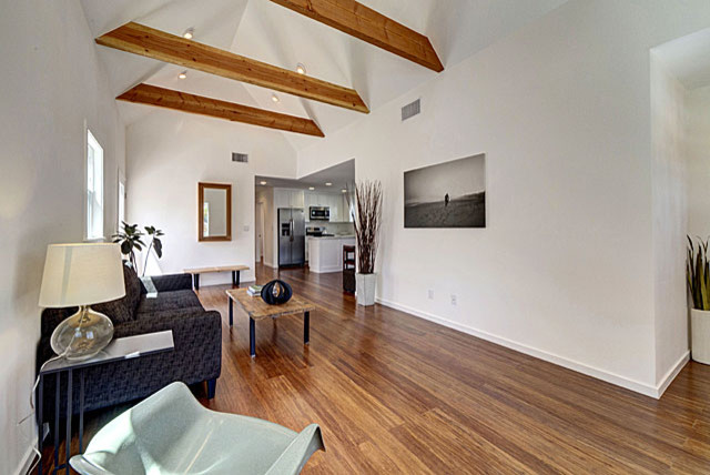 Mittelgroßes, Offenes Country Wohnzimmer mit weißer Wandfarbe und Bambusparkett in Los Angeles