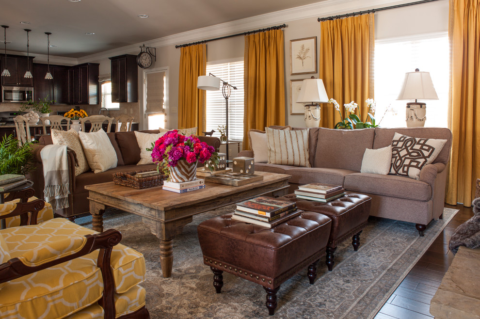 Esempio di un soggiorno classico di medie dimensioni e aperto con pareti beige, parquet scuro e pavimento marrone