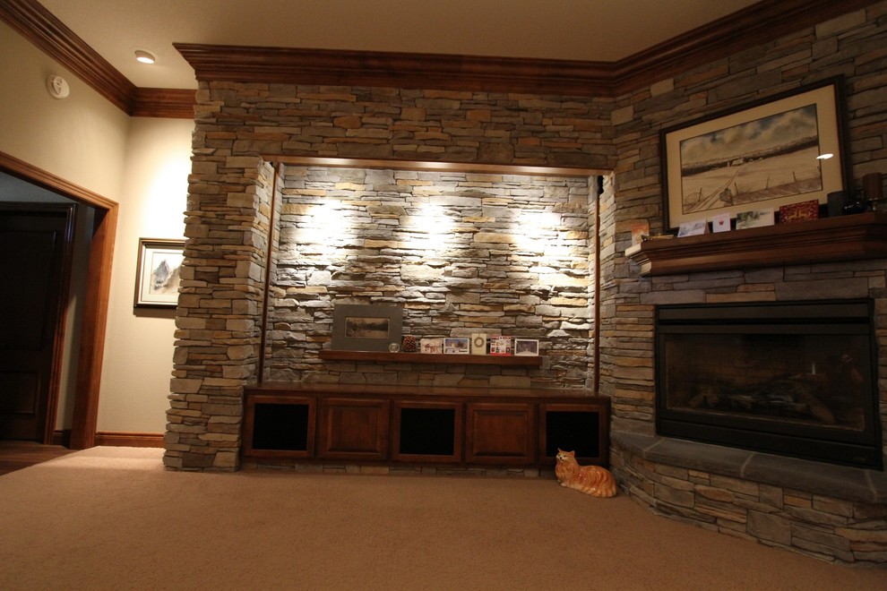 Inredning av ett rustikt mellanstort separat vardagsrum, med beige väggar, heltäckningsmatta, en standard öppen spis, en spiselkrans i sten och beiget golv