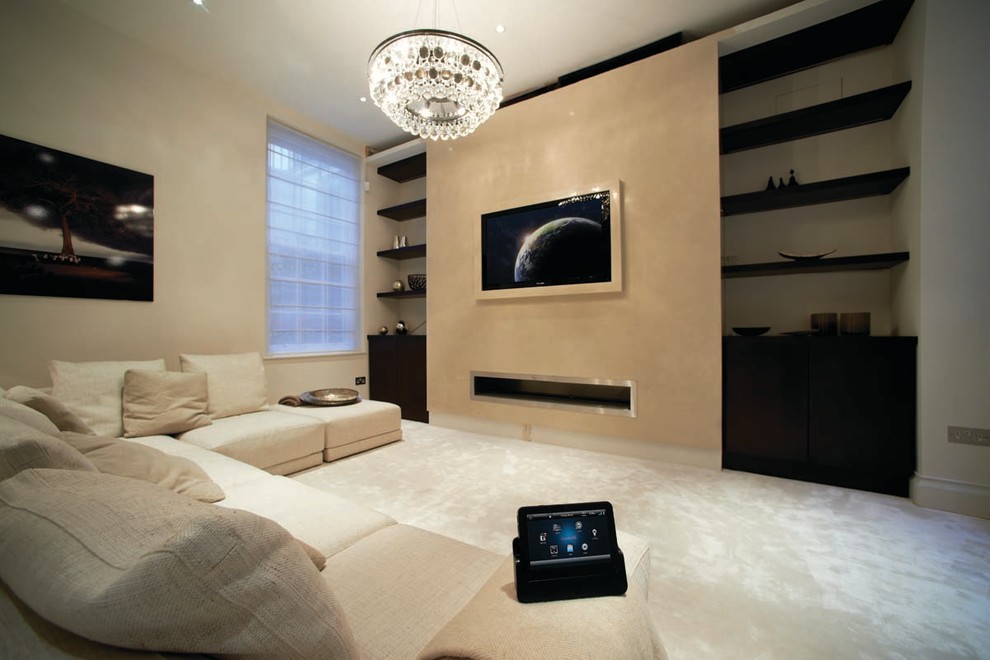 Cette image montre un salon design de taille moyenne et fermé avec une salle de réception, un mur beige, moquette, une cheminée ribbon et un téléviseur encastré.