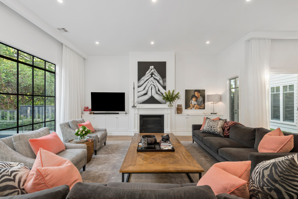 Foto di un soggiorno tradizionale aperto con pareti bianche, pavimento in legno massello medio, camino classico, TV autoportante e pavimento blu