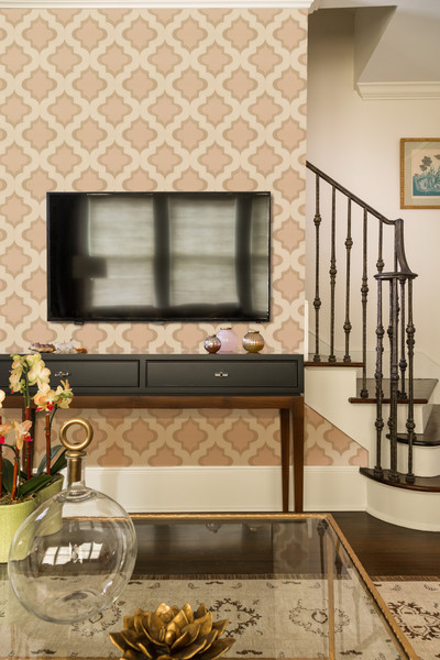 Свежая идея для дизайна: открытая гостиная комната среднего размера в стиле неоклассика (современная классика) с разноцветными стенами, темным паркетным полом, телевизором на стене, коричневым полом и обоями за телевизором без камина - отличное фото интерьера