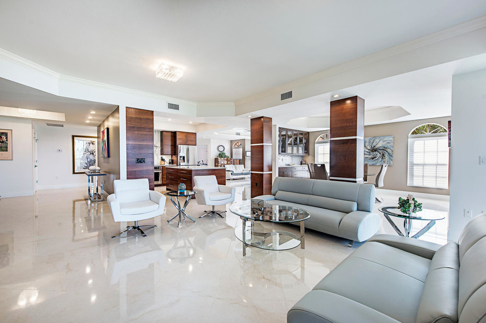 Großes, Offenes Modernes Wohnzimmer mit Porzellan-Bodenfliesen und weißem Boden in Tampa