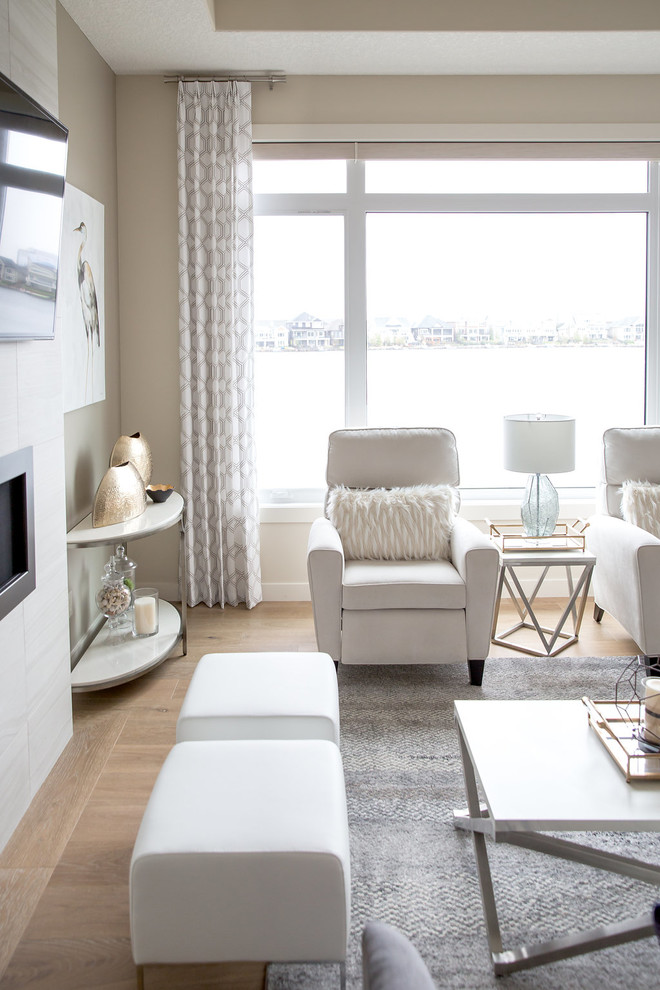 Foto di un soggiorno chic di medie dimensioni e aperto con parquet chiaro, TV a parete e pavimento marrone