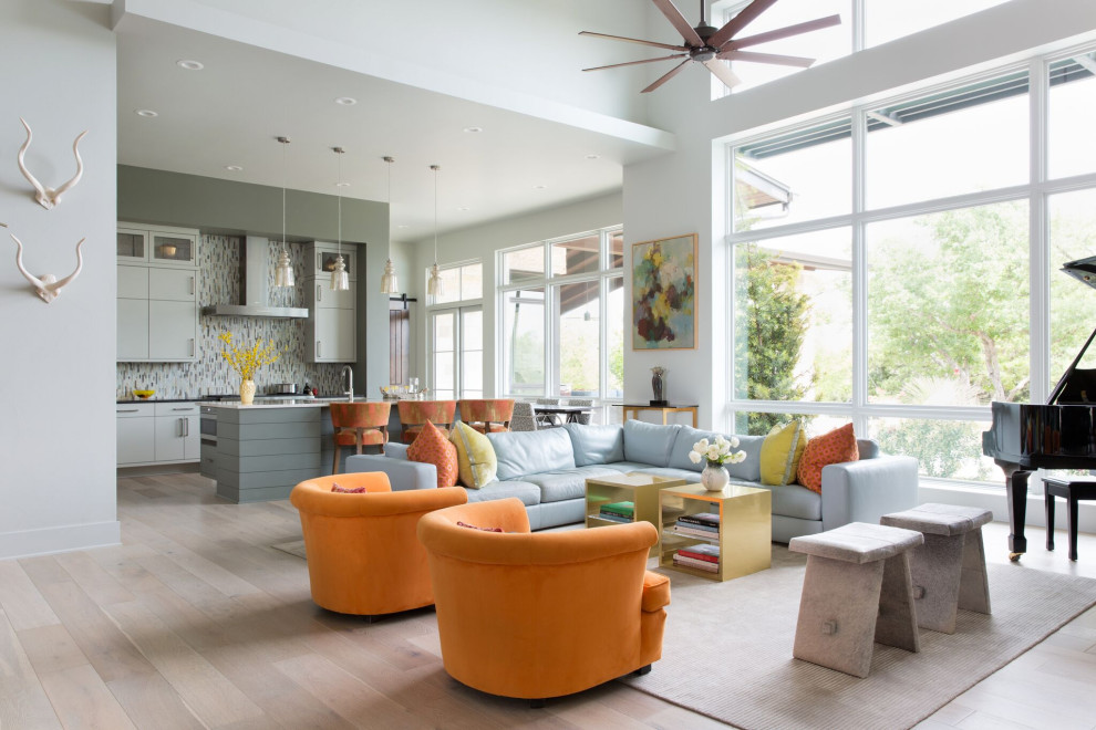 Esempio di un grande soggiorno minimal aperto con pareti grigie, parquet chiaro e pavimento beige