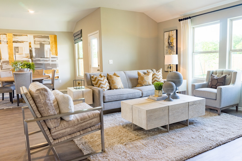 Mittelgroßes, Offenes Klassisches Wohnzimmer mit beiger Wandfarbe und hellem Holzboden in Austin