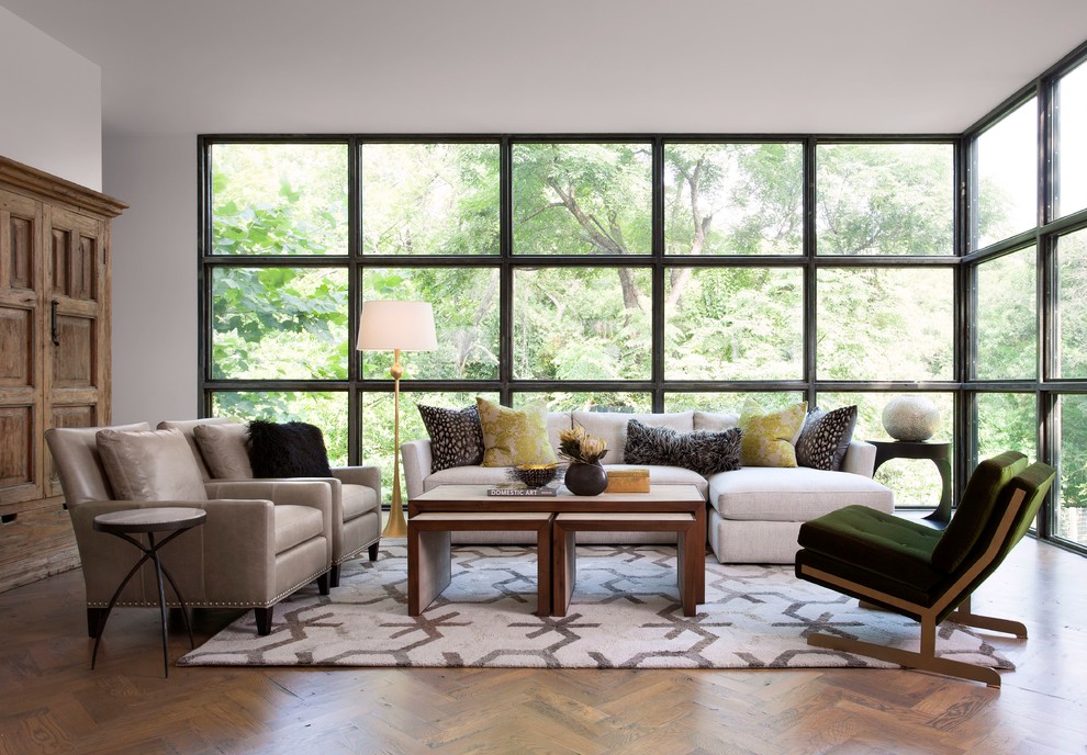 Immagine di un soggiorno design con sala formale, pareti bianche e pavimento in legno massello medio