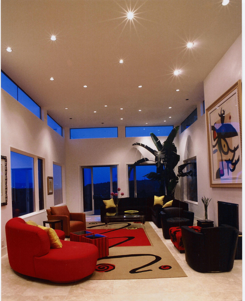 Imagen de salón abierto moderno grande con paredes blancas, suelo de travertino y marco de chimenea de yeso