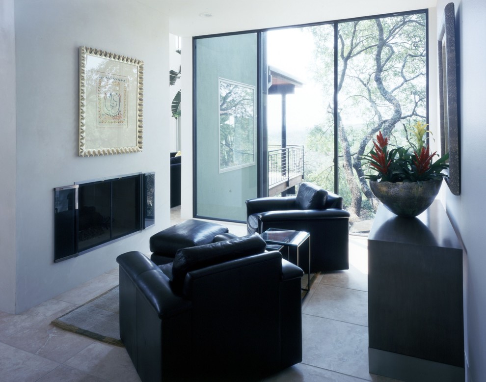 Mittelgroßes, Offenes Modernes Wohnzimmer mit weißer Wandfarbe, Travertin, Tunnelkamin, Kaminumrandung aus Metall und beigem Boden in Austin