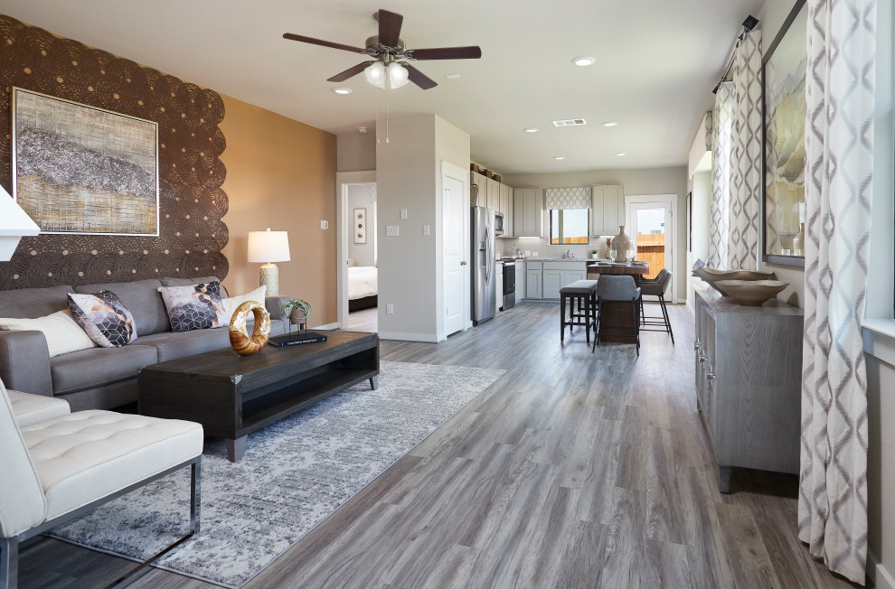 Idee per un soggiorno minimal di medie dimensioni e aperto con pareti beige, parquet chiaro e pavimento grigio