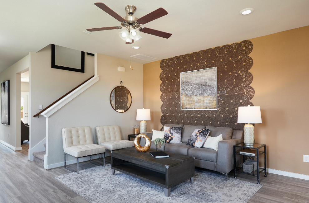 Immagine di un soggiorno design di medie dimensioni e aperto con pareti beige, parquet chiaro e pavimento grigio