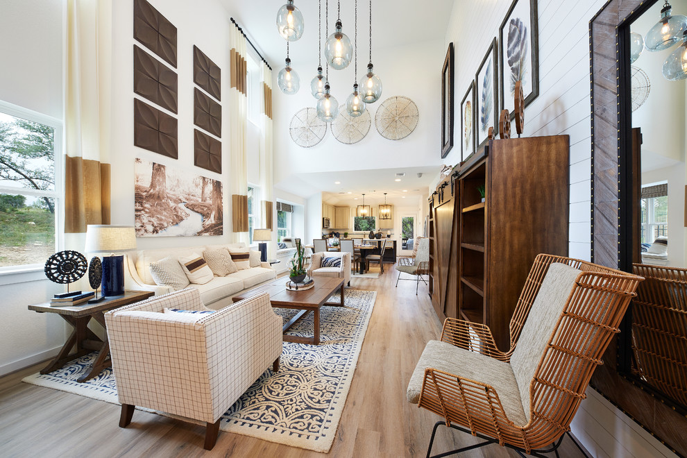 Mittelgroßes, Offenes Modernes Wohnzimmer mit weißer Wandfarbe, hellem Holzboden und beigem Boden in Austin