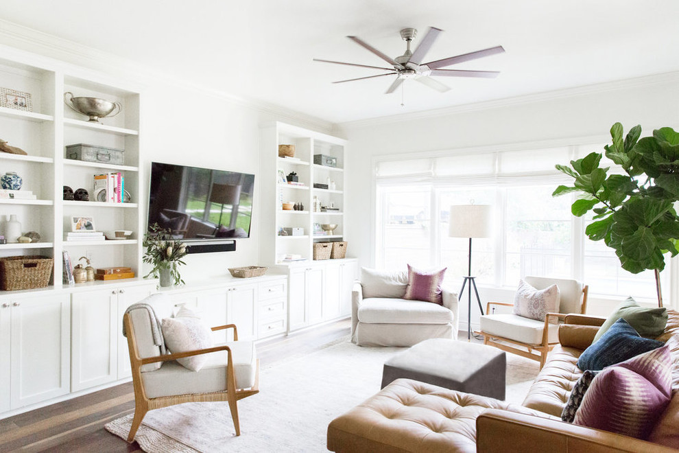 Foto di un soggiorno stile marinaro di medie dimensioni con pareti bianche, pavimento in legno massello medio e TV a parete