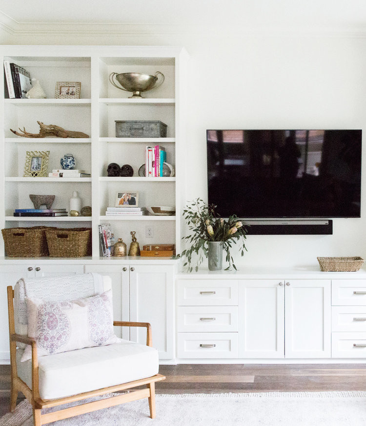 Foto de salón marinero de tamaño medio con paredes blancas, suelo de madera en tonos medios y televisor colgado en la pared