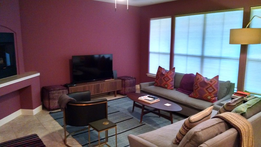 Foto på ett mellanstort 60 tals allrum med öppen planlösning, med rosa väggar, klinkergolv i keramik, en öppen hörnspis, en spiselkrans i gips och en fristående TV