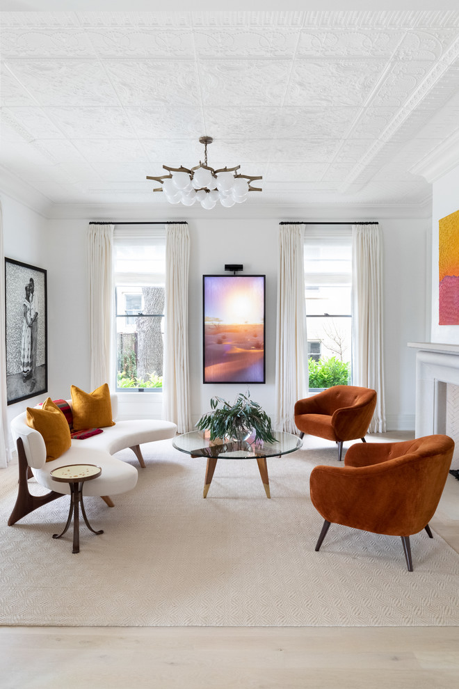 Idee per un grande soggiorno classico con parquet chiaro e pavimento marrone