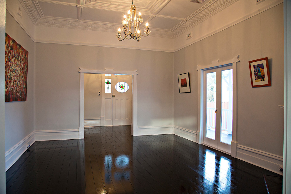 Источник вдохновения для домашнего уюта: парадная, изолированная гостиная комната среднего размера в классическом стиле с серыми стенами, темным паркетным полом и коричневым полом