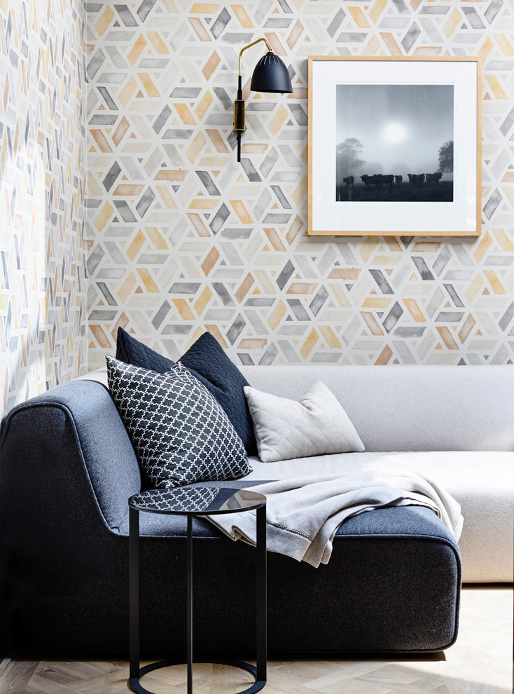 Repräsentatives Skandinavisches Wohnzimmer mit bunten Wänden und hellem Holzboden in Sydney