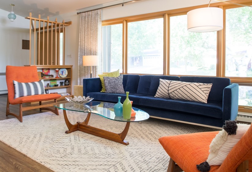 Mittelgroßes Retro Wohnzimmer mit braunem Holzboden, weißer Wandfarbe und braunem Boden in Cedar Rapids
