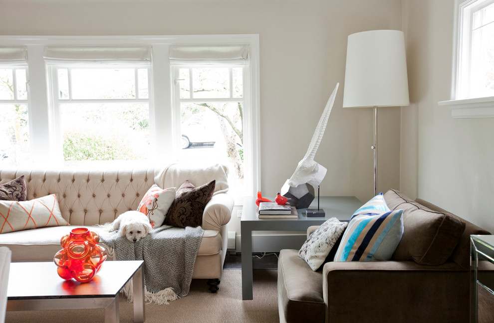 Modernes Wohnzimmer mit beiger Wandfarbe in Vancouver