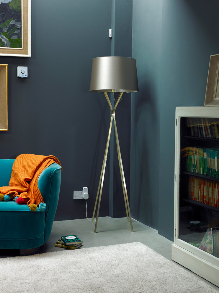 Свежая идея для дизайна: гостиная комната в современном стиле с синим диваном - отличное фото интерьера