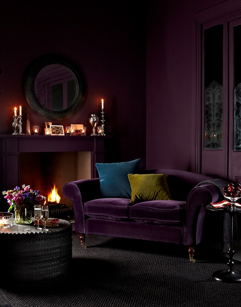Inspiration pour un petit salon bohème ouvert avec un mur violet, moquette, une cheminée standard, un manteau de cheminée en plâtre et aucun téléviseur.