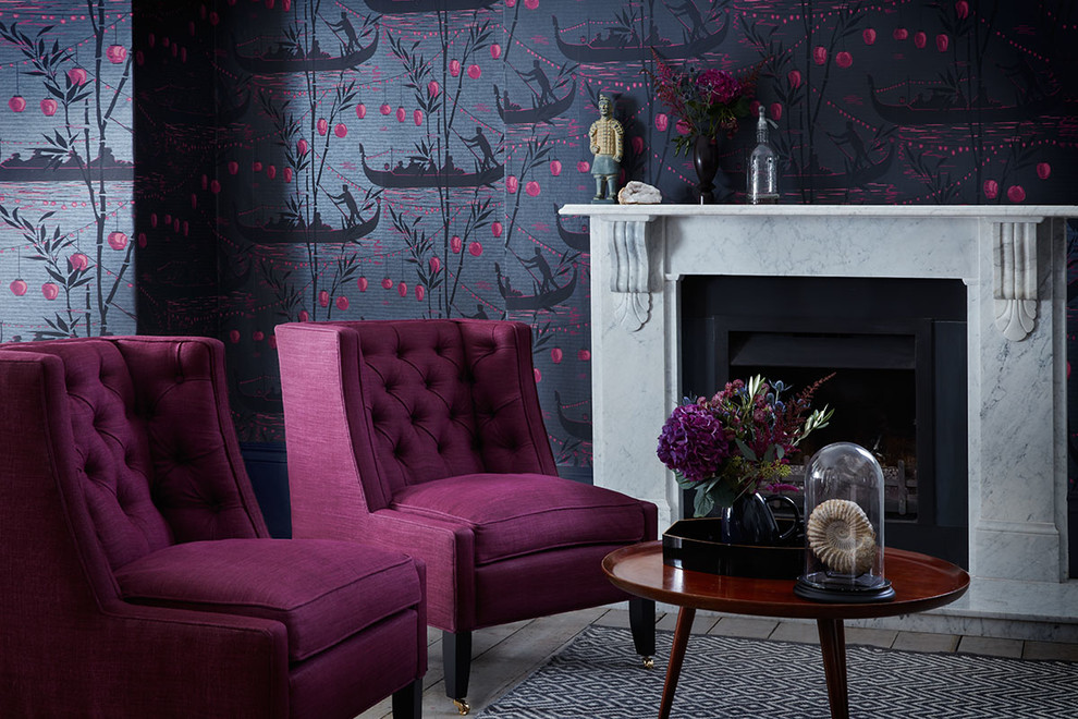 Cette image montre un salon asiatique avec un mur violet et un manteau de cheminée en pierre.