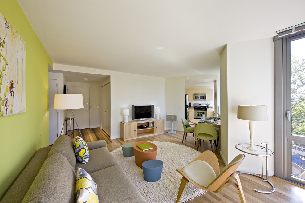 На фото: парадная, открытая гостиная комната среднего размера в современном стиле с зелеными стенами, ковровым покрытием и отдельно стоящим телевизором с