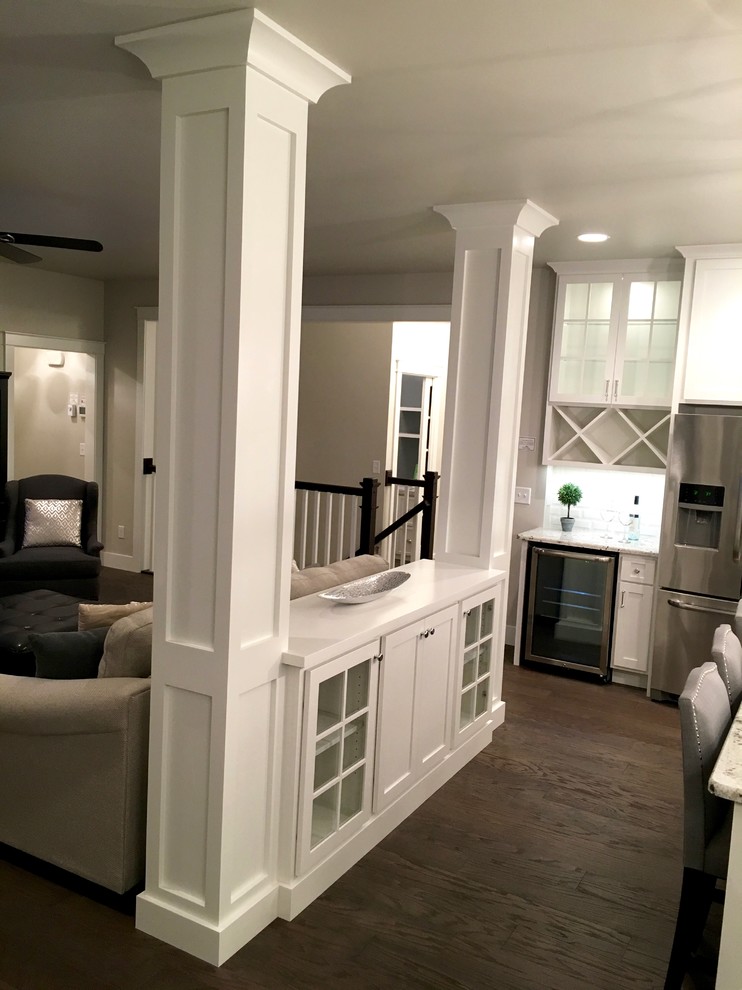 Foto di un soggiorno american style aperto con sala formale, pareti beige, pavimento in vinile, nessun camino e TV autoportante