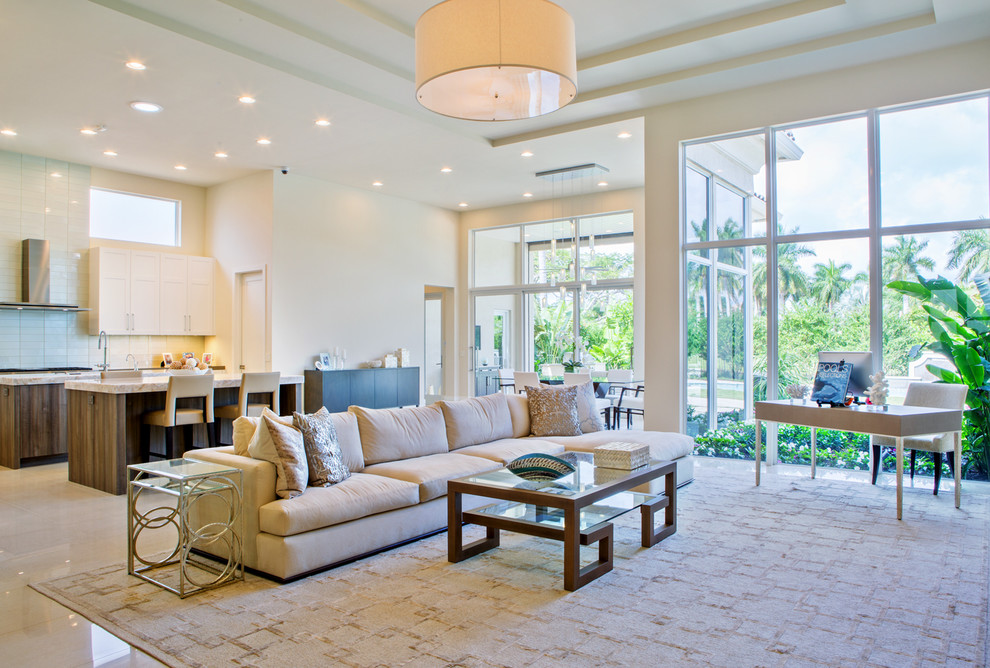 Geräumiges, Offenes Modernes Wohnzimmer mit beiger Wandfarbe, Porzellan-Bodenfliesen und TV-Wand in Miami