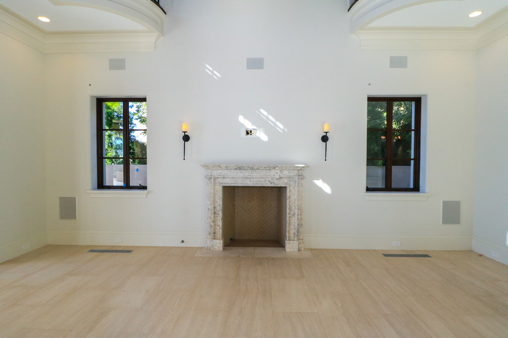 Пример оригинального дизайна: парадная, открытая гостиная комната среднего размера в средиземноморском стиле с белыми стенами, стандартным камином, фасадом камина из камня и полом из керамогранита без телевизора