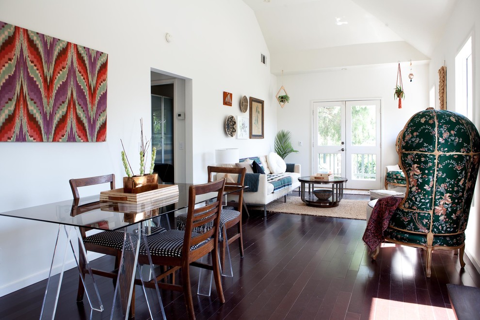 Mittelgroßes, Abgetrenntes, Fernseherloses Mid-Century Wohnzimmer ohne Kamin mit weißer Wandfarbe, dunklem Holzboden und braunem Boden in Los Angeles