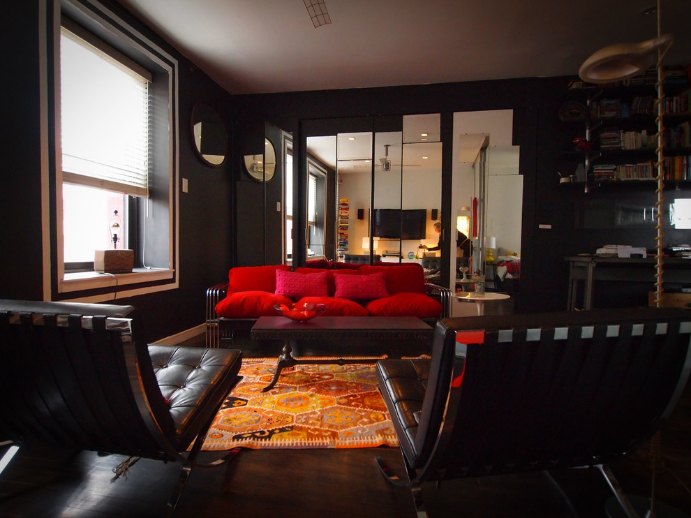 Ispirazione per un piccolo soggiorno moderno stile loft con pareti grigie, parquet scuro e TV a parete