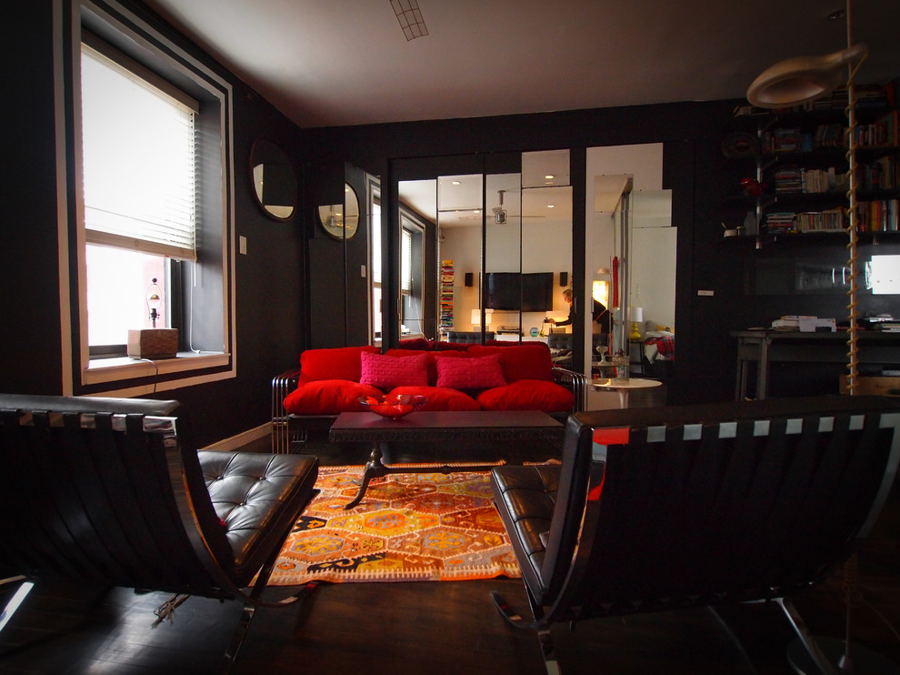 Immagine di un piccolo soggiorno boho chic stile loft con pareti grigie e parquet scuro