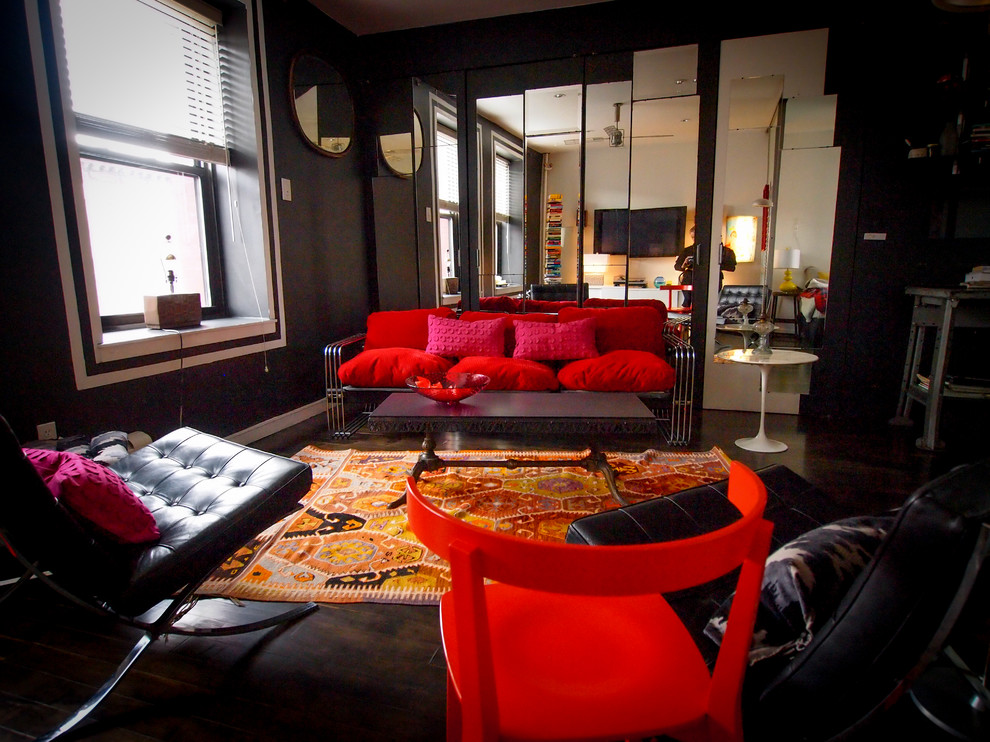 Cette image montre un petit salon mansardé ou avec mezzanine urbain avec un mur gris, parquet foncé et un téléviseur fixé au mur.