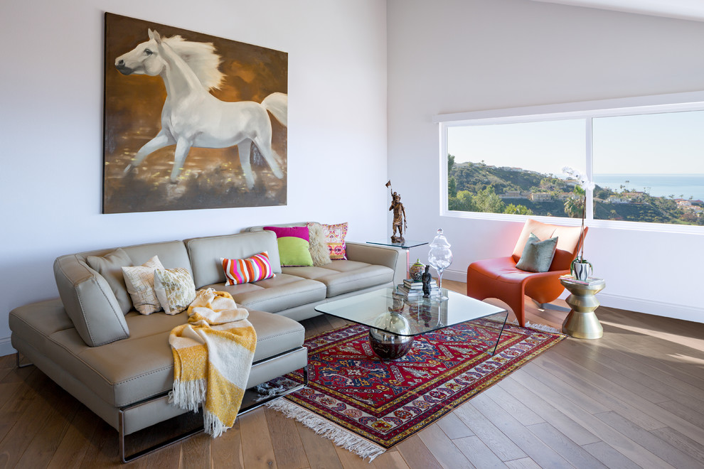 Esempio di un soggiorno design di medie dimensioni e aperto con pareti bianche e parquet chiaro