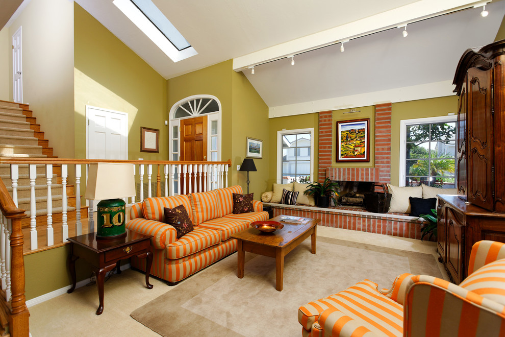 Idee per un soggiorno tradizionale con pareti verdi e cornice del camino in mattoni