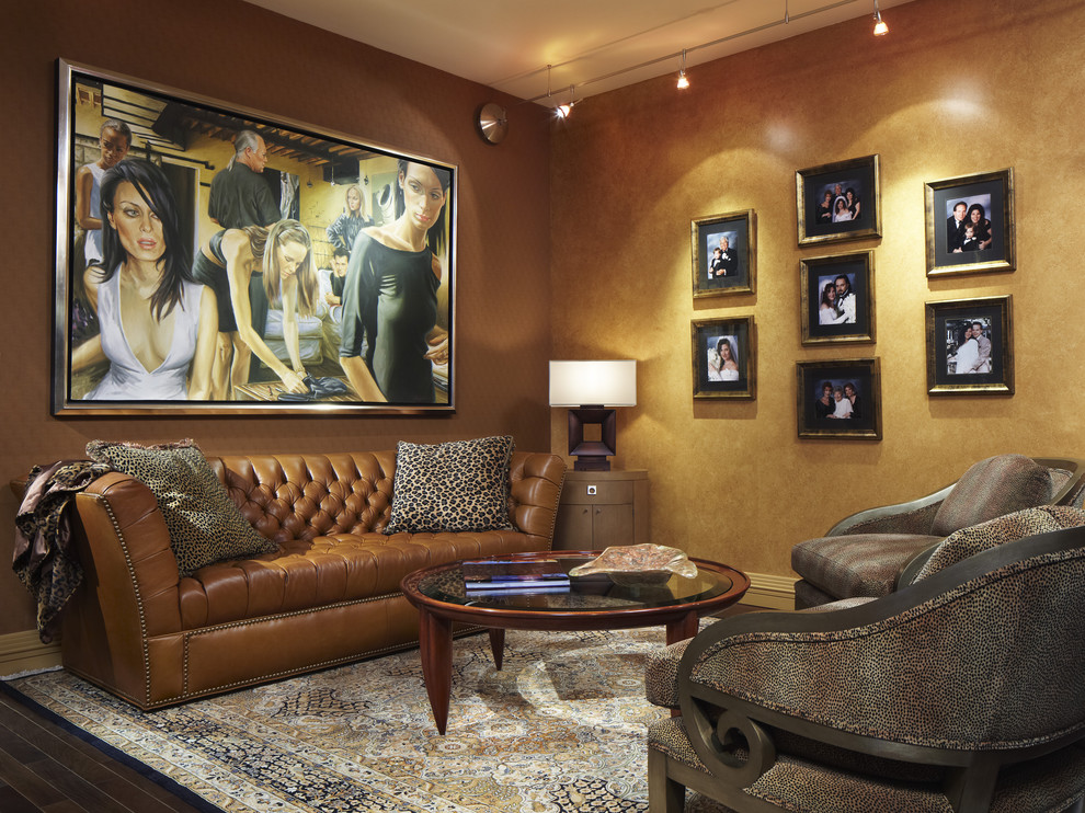Ejemplo de salón cerrado actual de tamaño medio con paredes marrones, suelo de madera oscura y televisor colgado en la pared