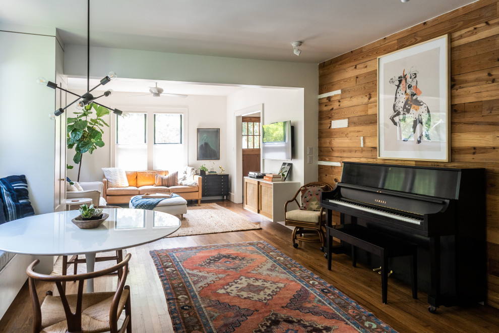Immagine di un soggiorno chic con pareti marroni, pavimento in legno massello medio, pavimento marrone e pareti in legno