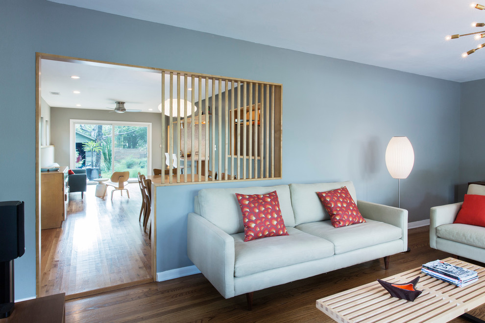 Источник вдохновения для домашнего уюта: гостиная комната в стиле ретро с серыми стенами и паркетным полом среднего тона