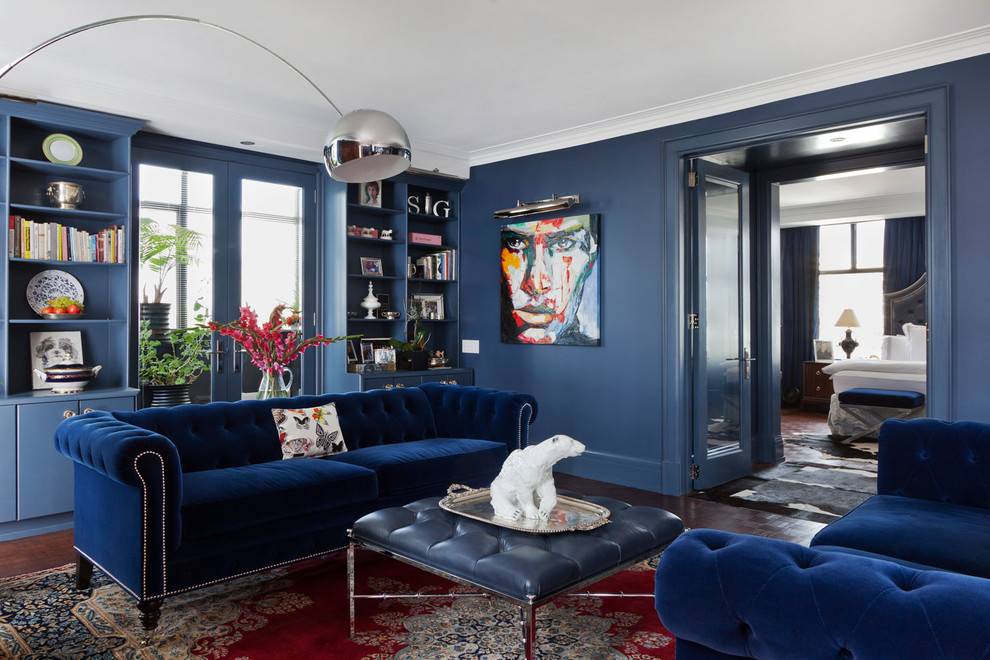 Ejemplo de salón para visitas abierto tradicional renovado de tamaño medio con paredes azules y suelo de madera en tonos medios