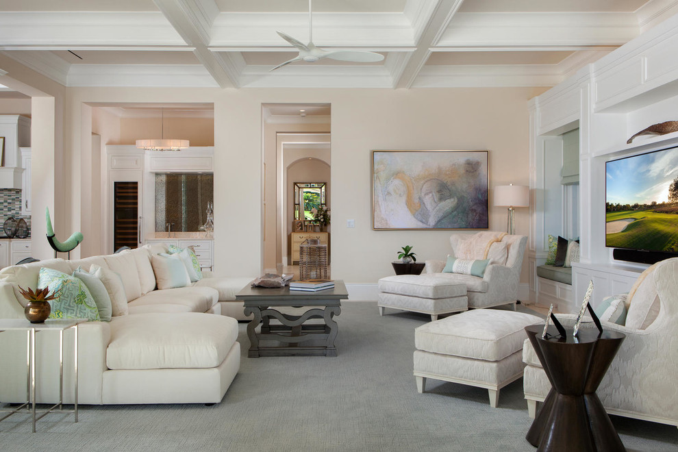 Foto di un soggiorno classico con pareti beige, moquette e TV a parete