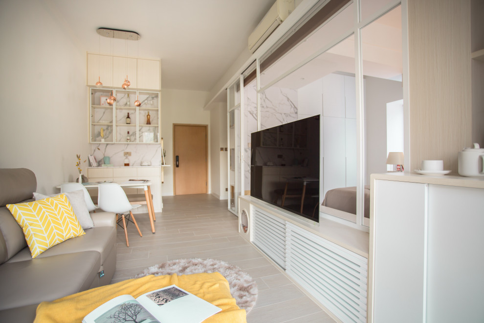 Ispirazione per un piccolo soggiorno minimalista aperto con pareti bianche, pavimento con piastrelle in ceramica e TV autoportante