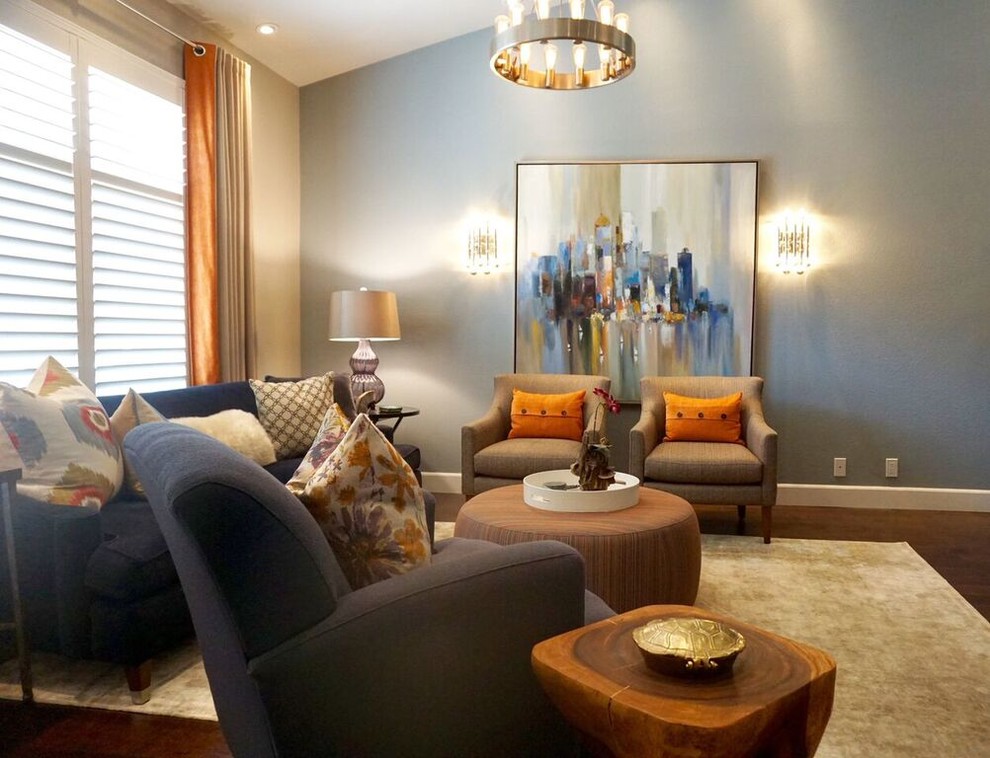 Großes, Repräsentatives, Offenes Modernes Wohnzimmer mit grauer Wandfarbe, braunem Holzboden, Kamin, Kaminumrandung aus Stein und braunem Boden in San Luis Obispo