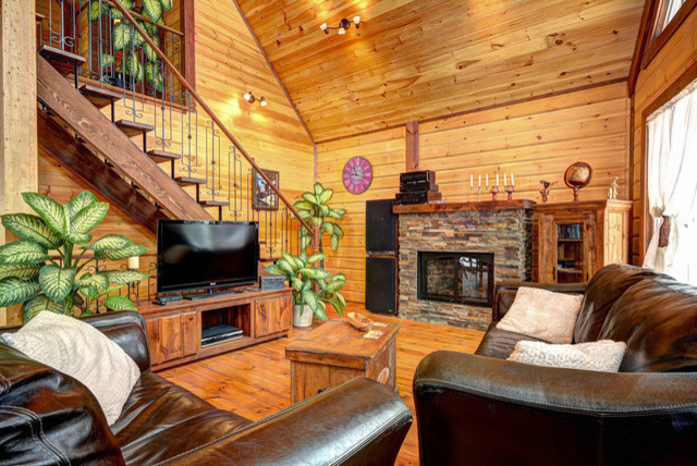 Ispirazione per un piccolo soggiorno stile rurale aperto con pareti marroni e pavimento in legno verniciato