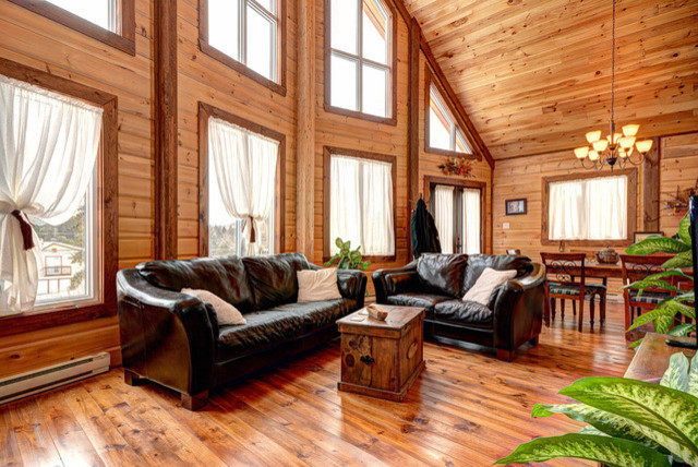 Idee per un piccolo soggiorno stile rurale aperto con pareti marroni e pavimento in legno verniciato