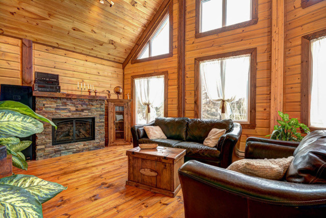 Foto di un piccolo soggiorno rustico aperto con pareti marroni e pavimento in legno verniciato