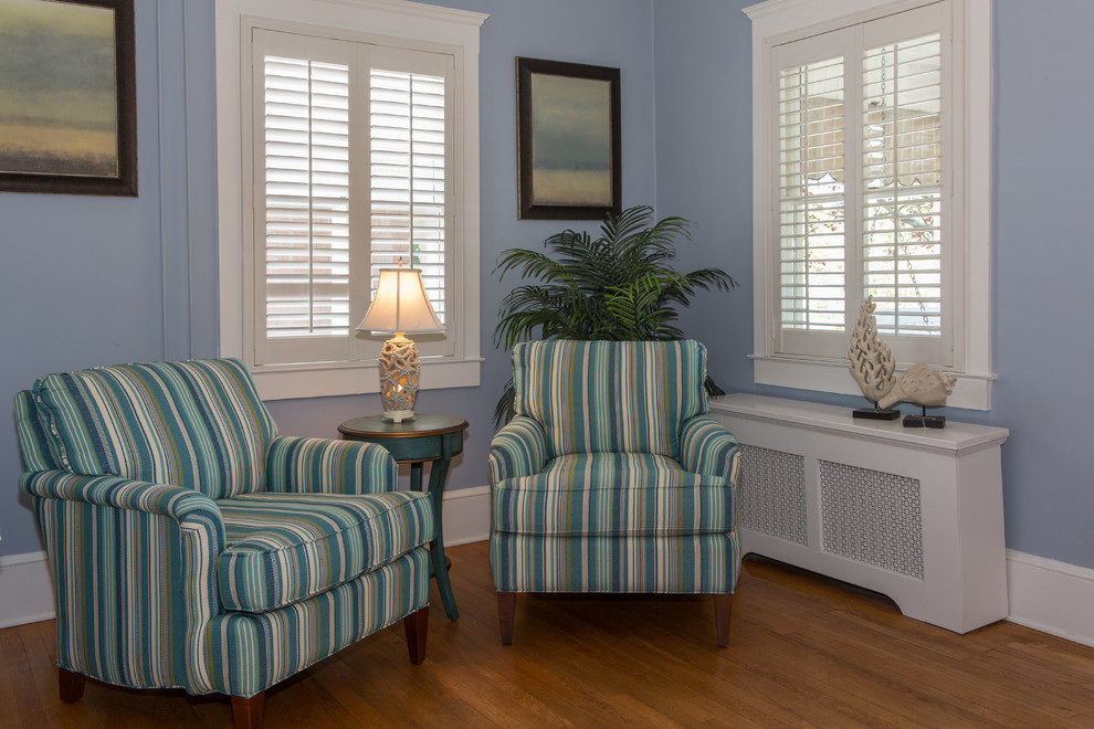Стильный дизайн: изолированная гостиная комната среднего размера в морском стиле с синими стенами и светлым паркетным полом без камина, телевизора - последний тренд