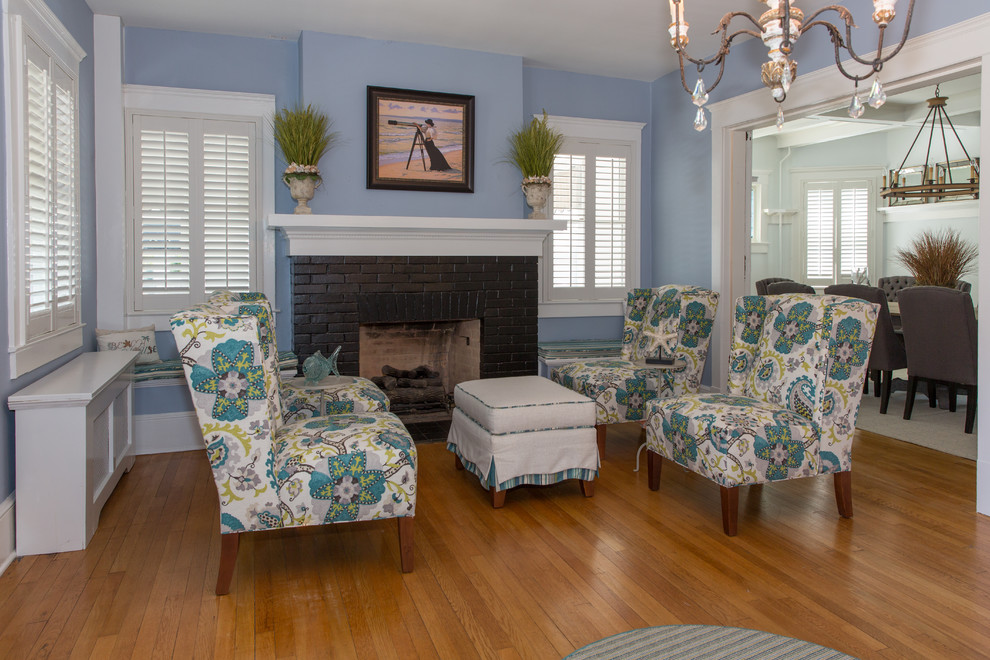 Источник вдохновения для домашнего уюта: изолированная гостиная комната среднего размера в морском стиле с синими стенами и светлым паркетным полом без камина, телевизора