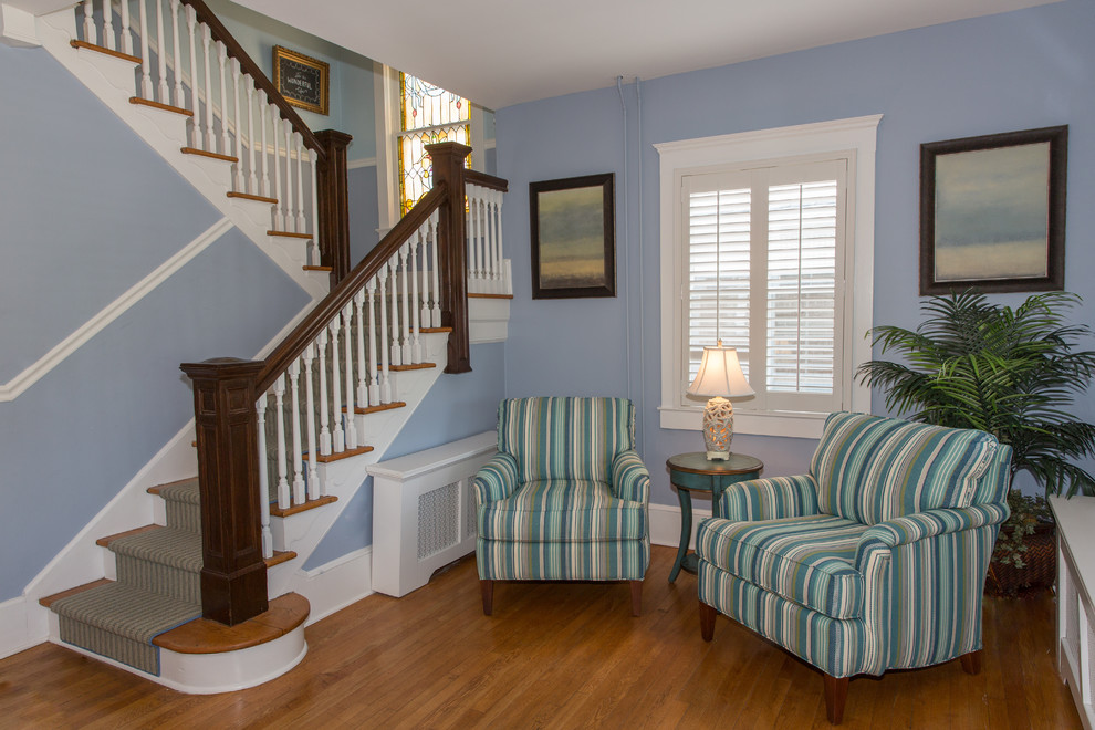 Mittelgroßes, Fernseherloses, Abgetrenntes Maritimes Wohnzimmer ohne Kamin mit blauer Wandfarbe und hellem Holzboden in New York